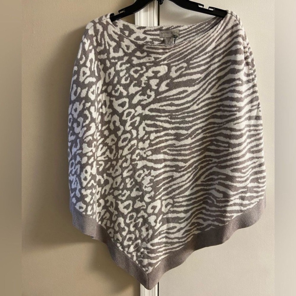 Barefoot Dreams cozy chic ultra lite Gray and White Animal Print Poncho NWT - Picture 2 of 8